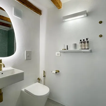Дом отдыха Captain's Quarters - Townhouse On Maggiore *